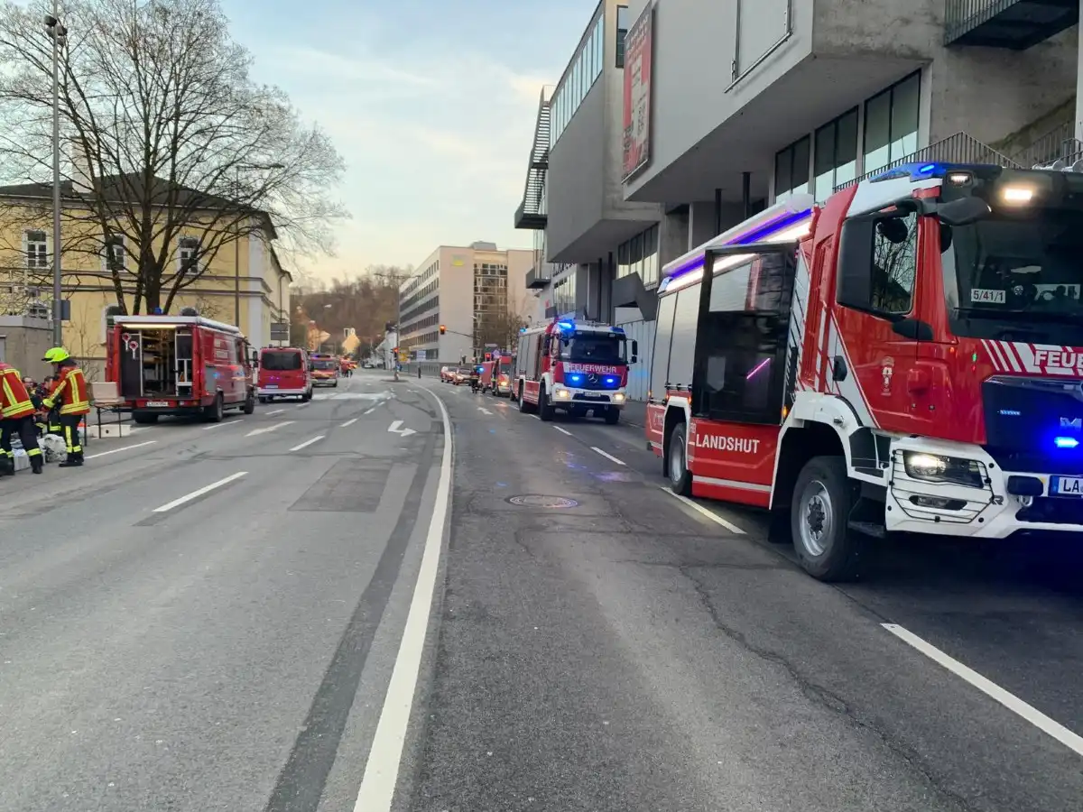 Brennender PKW in Tiefgarage löst Großeinsatz aus