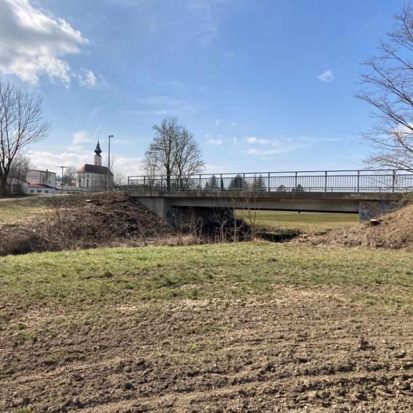 St 2087: Staatliches Bauamt saniert ab 17. April Brücke über Vilsflutgraben in Altfraunhofen