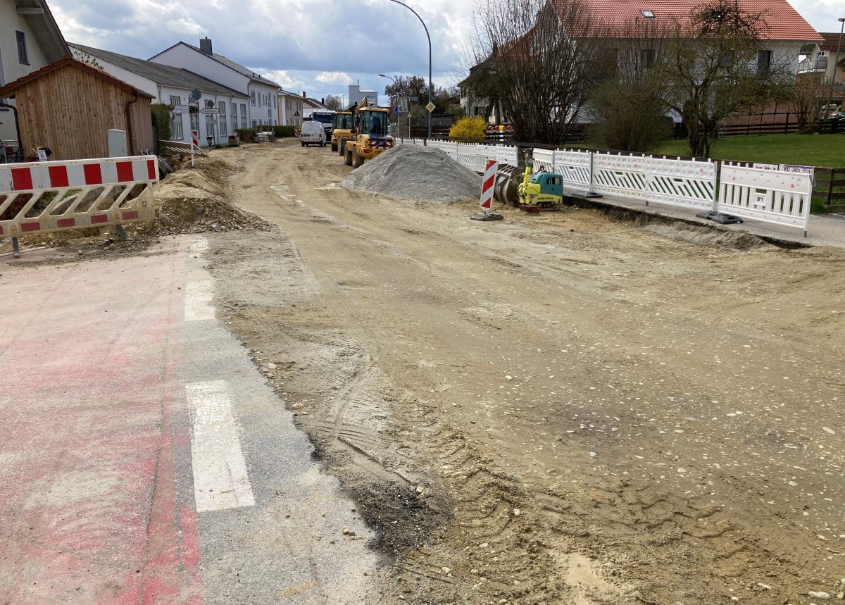 Frontenhausener Straße (St 2083) in Vilsbiburg: Ab Montag klassischer Straßenbau, Umleitung für Fußweg