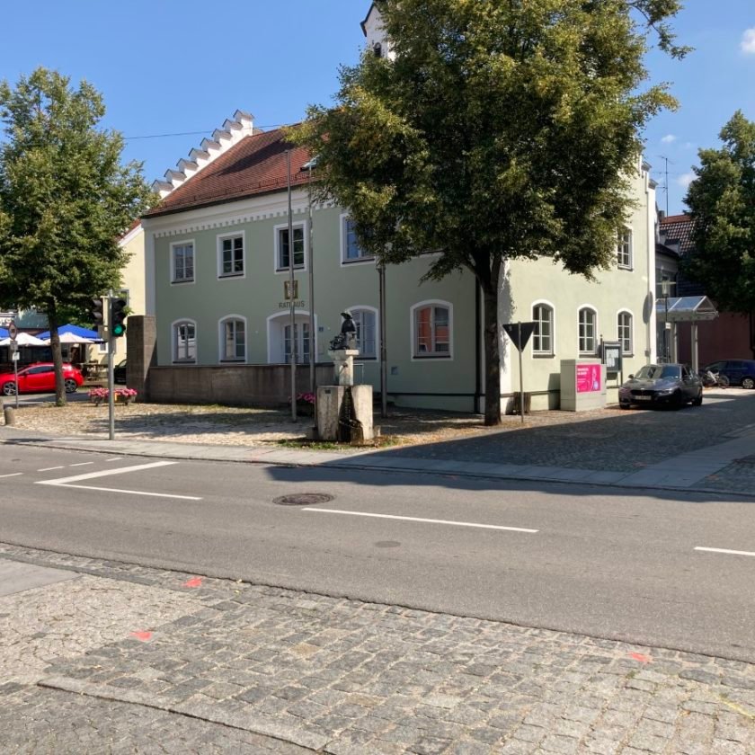 St 2643 in Pfeffenhausen: Staatliches Bauamt erneuert Bauwerk über Marktbach im Bereich des Rathauses