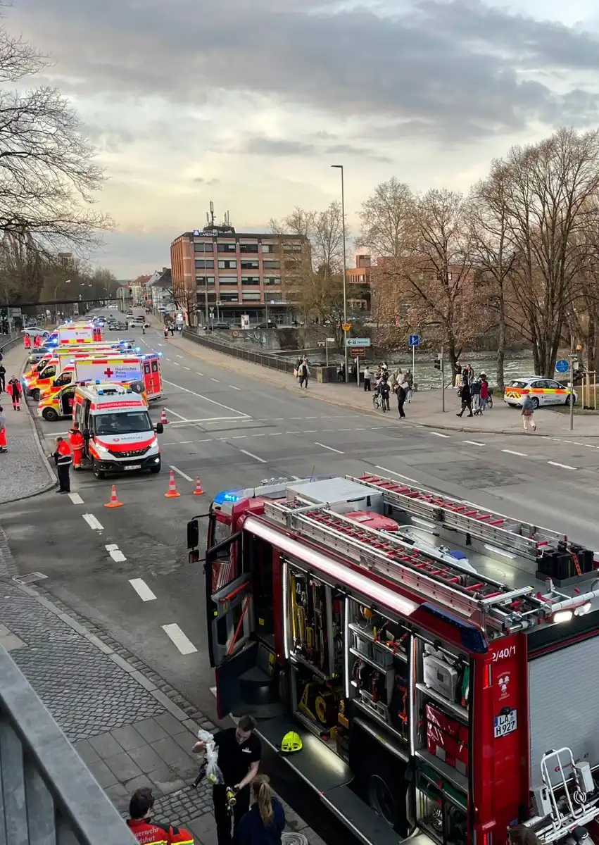Brennender PKW in Tiefgarage löst Großeinsatz aus