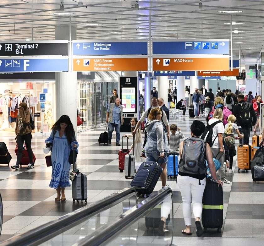 Passagiere im Terminal 1 - Flughafen München