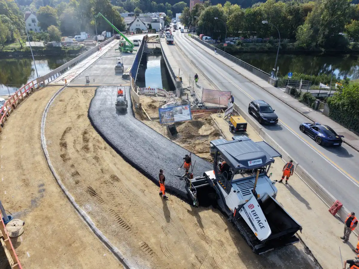 Verkehr wird auf Behelfsumfahrung umgelegt: Konrad-Adenauer-Straße (B299) für eine Nacht gesperrt