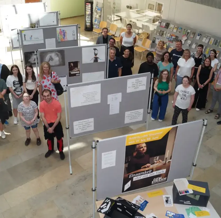 Ausstellung im Rahmen der Themenwoche „Gemeinsam aus der Einsamkeit“ im Landratsamt zu sehen