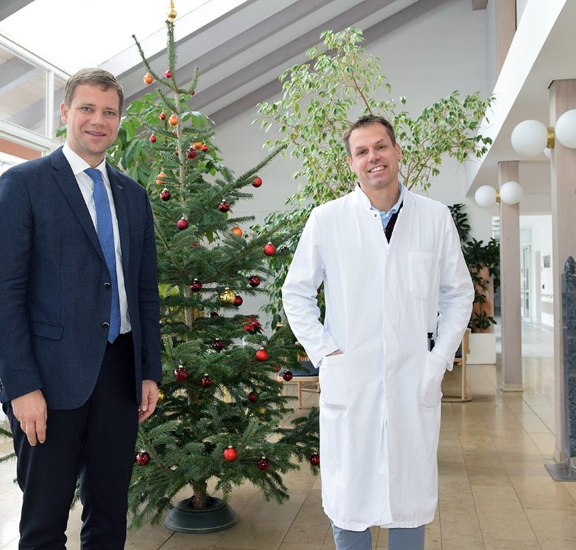 Trotz Personalknappheit das Leistungsniveau halten Bezirkstagspräsident Dr. Olaf Heinrich und Neurologie-Chefarzt Prof. Dr. Tobias Schmidt-Wilcke