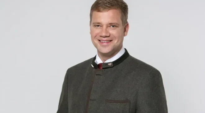 Bezirkstagspräsident spricht sich für Social-Media-Verbot für Kinder und Jugendliche aus