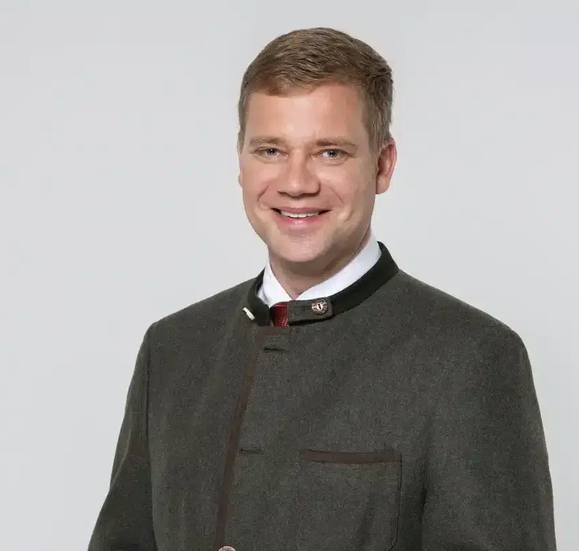 Bezirkstagspräsident spricht sich für Social-Media-Verbot für Kinder und Jugendliche aus