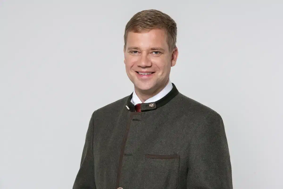 Bezirkstagspräsident spricht sich für Social-Media-Verbot für Kinder und Jugendliche aus