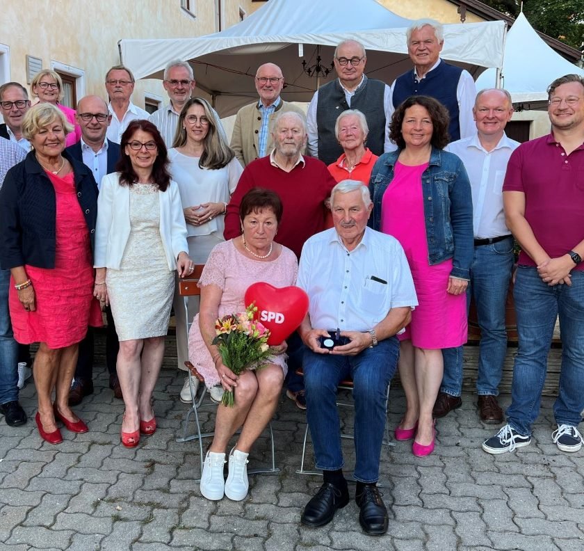 Gerhard Babl mit der Willy-Brandt-Medaille geehrt