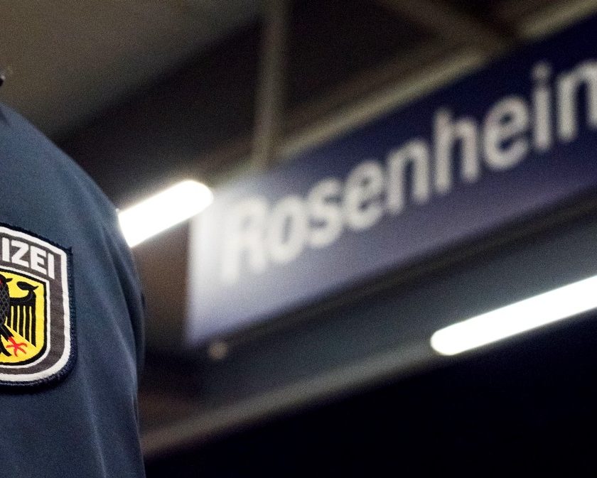 Bundespolizeidirektion München: Beamten mit Schraubenzieher attackiert und verletzt Bundespolizei überwältigt aggressiven, mit Schraubenzieher bewaffneten Mann im Zug
