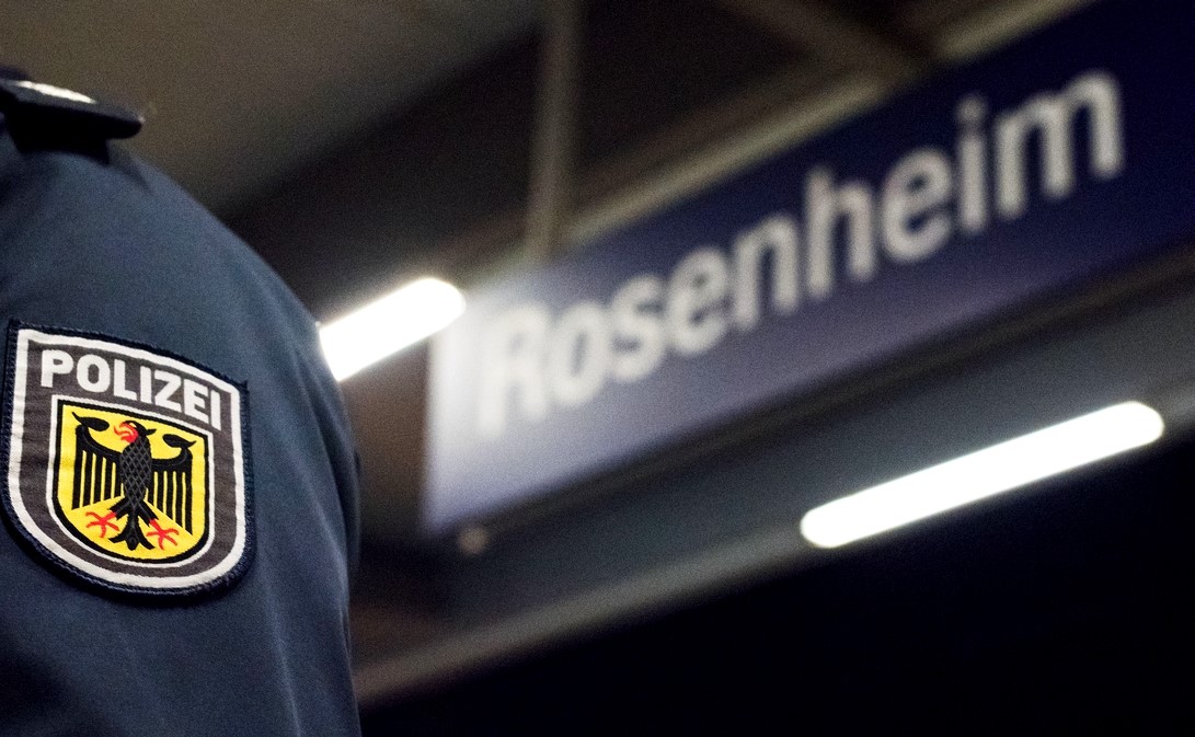 Bundespolizeidirektion München: Beamten mit Schraubenzieher attackiert und verletzt Bundespolizei überwältigt aggressiven, mit Schraubenzieher bewaffneten Mann im Zug