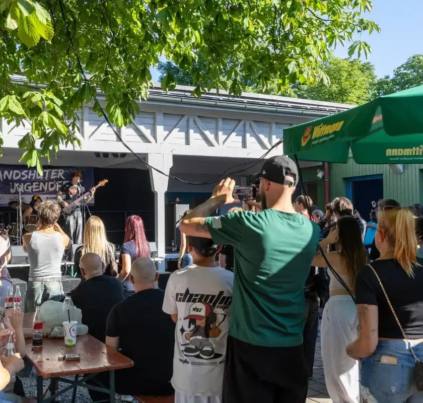 Sprayen, Musikhören, Klettern, Boxen oder Kickern