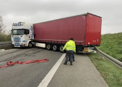 Querstehender Lkw blockiert die Autobahn