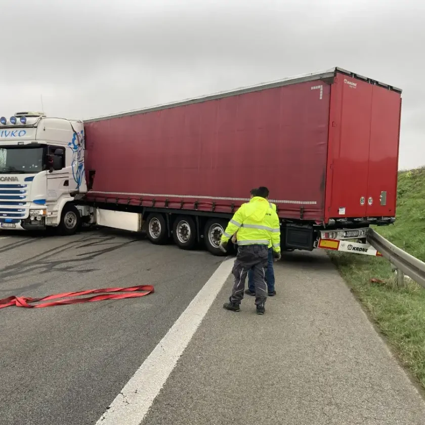 Querstehender Lkw blockiert die Autobahn