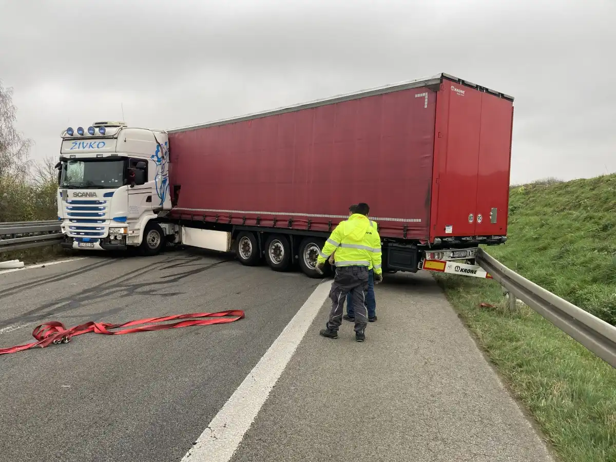 Querstehender Lkw blockiert die Autobahn