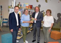 Abgeordneter Radlmeier übergibt Kinderbuch des Landtags Pfarr- und Gemeindebücherei wird an neuem Standort sehr gut angenommen