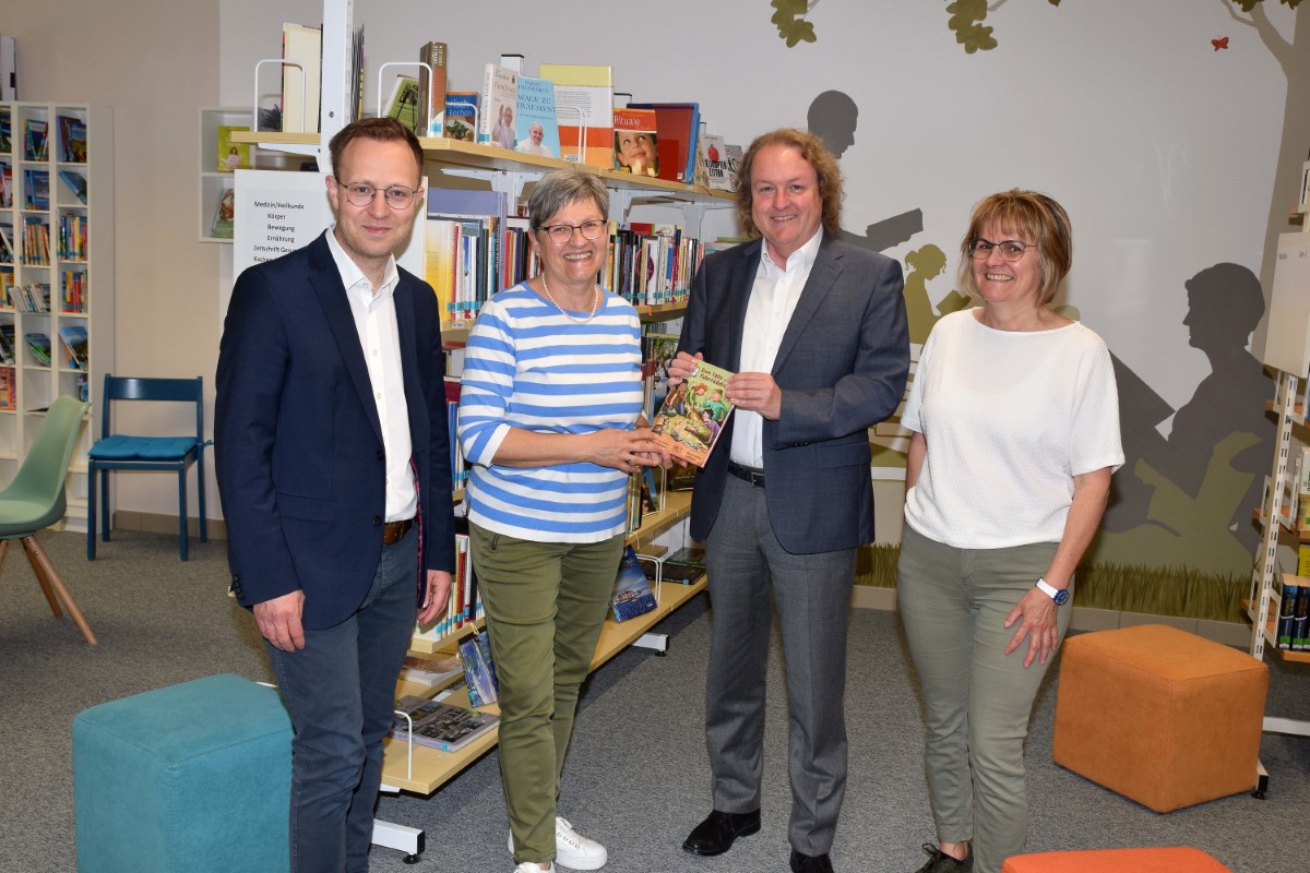 Abgeordneter Radlmeier übergibt Kinderbuch des Landtags Pfarr- und Gemeindebücherei wird an neuem Standort sehr gut angenommen