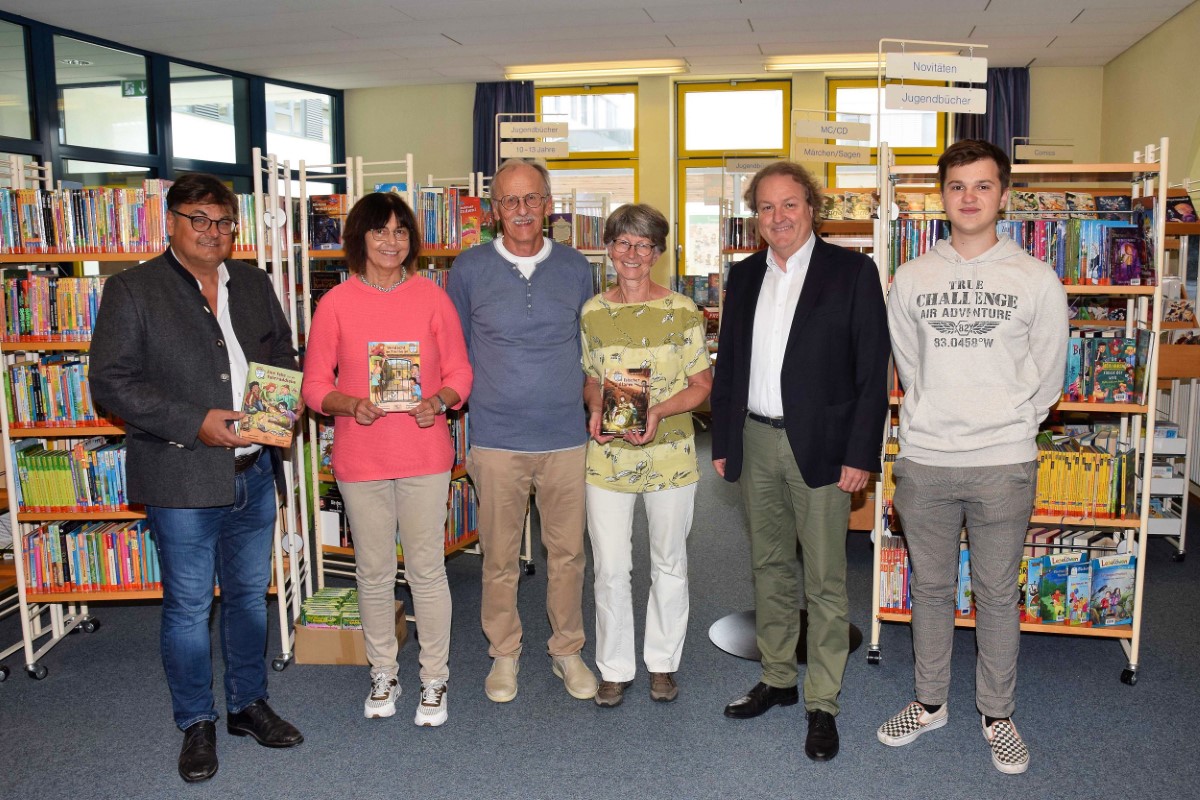 Abgeordneter Radlmeier übergibt Kinderbücher des Landtags     