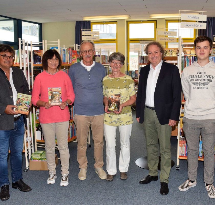 Abgeordneter Radlmeier übergibt Kinderbücher des Landtags