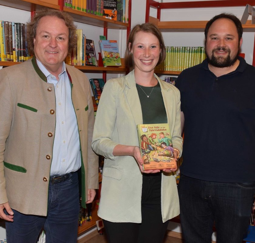 Mehr als nur Lesen Abgeordneter Radlmeier übergibt Kinderbuch des Landtags
