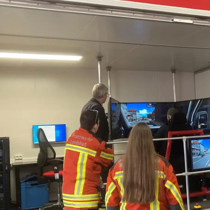 Landshuter Feuerwehr übt am Einsatzfahrtensimulator