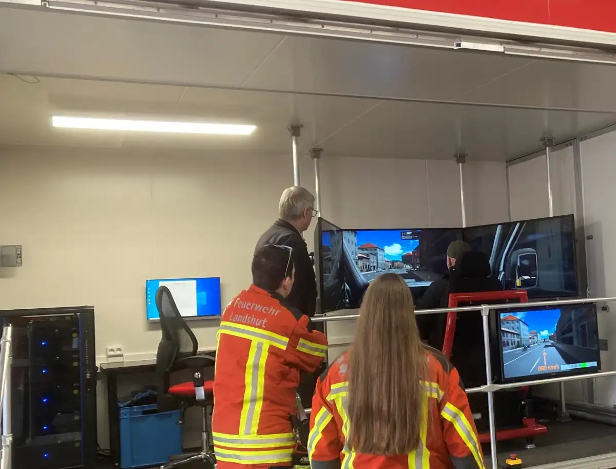 Landshuter Feuerwehr übt am Einsatzfahrtensimulator