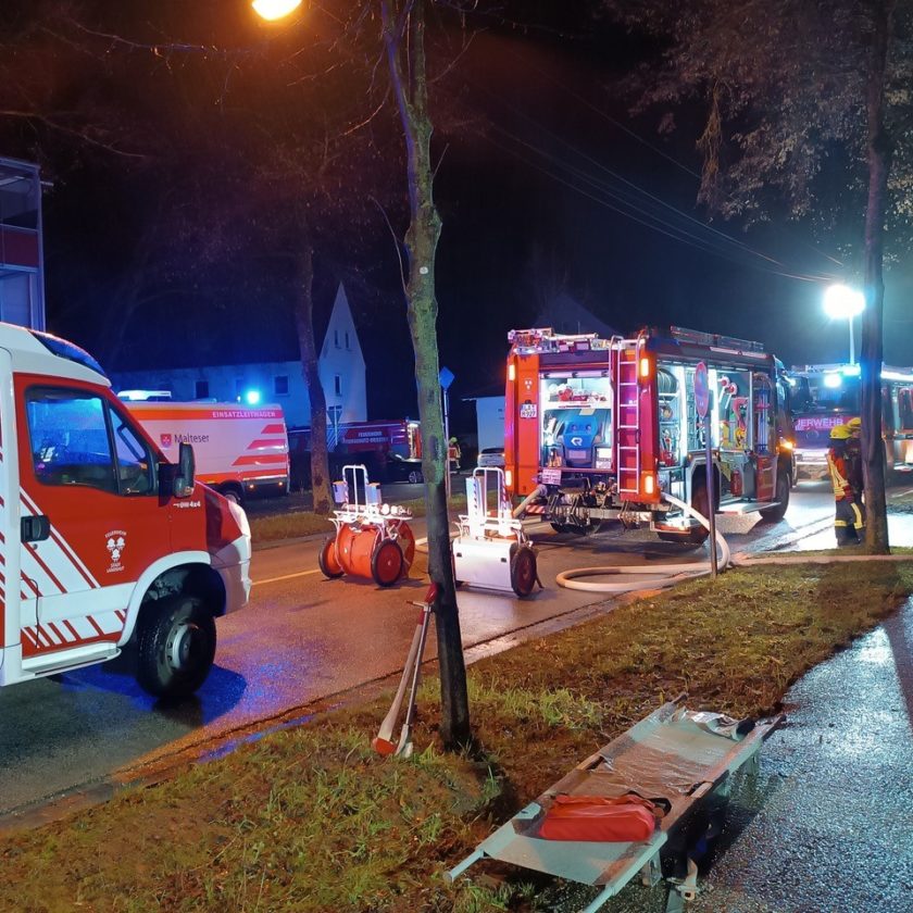 Kellerbrand in Landshut fordert Verletzte - 9 Personen über Feuerwehrleitern und Fluchthauben gerettet, dazu mehrere Katzen gerettet