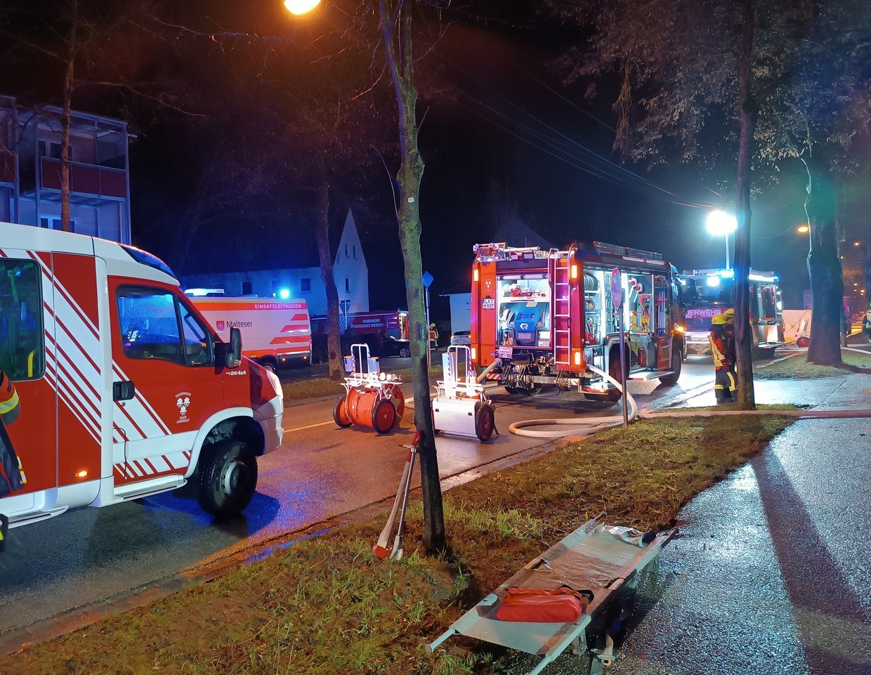 Kellerbrand in Landshut fordert Verletzte - 9 Personen über Feuerwehrleitern und Fluchthauben gerettet, dazu mehrere Katzen gerettet