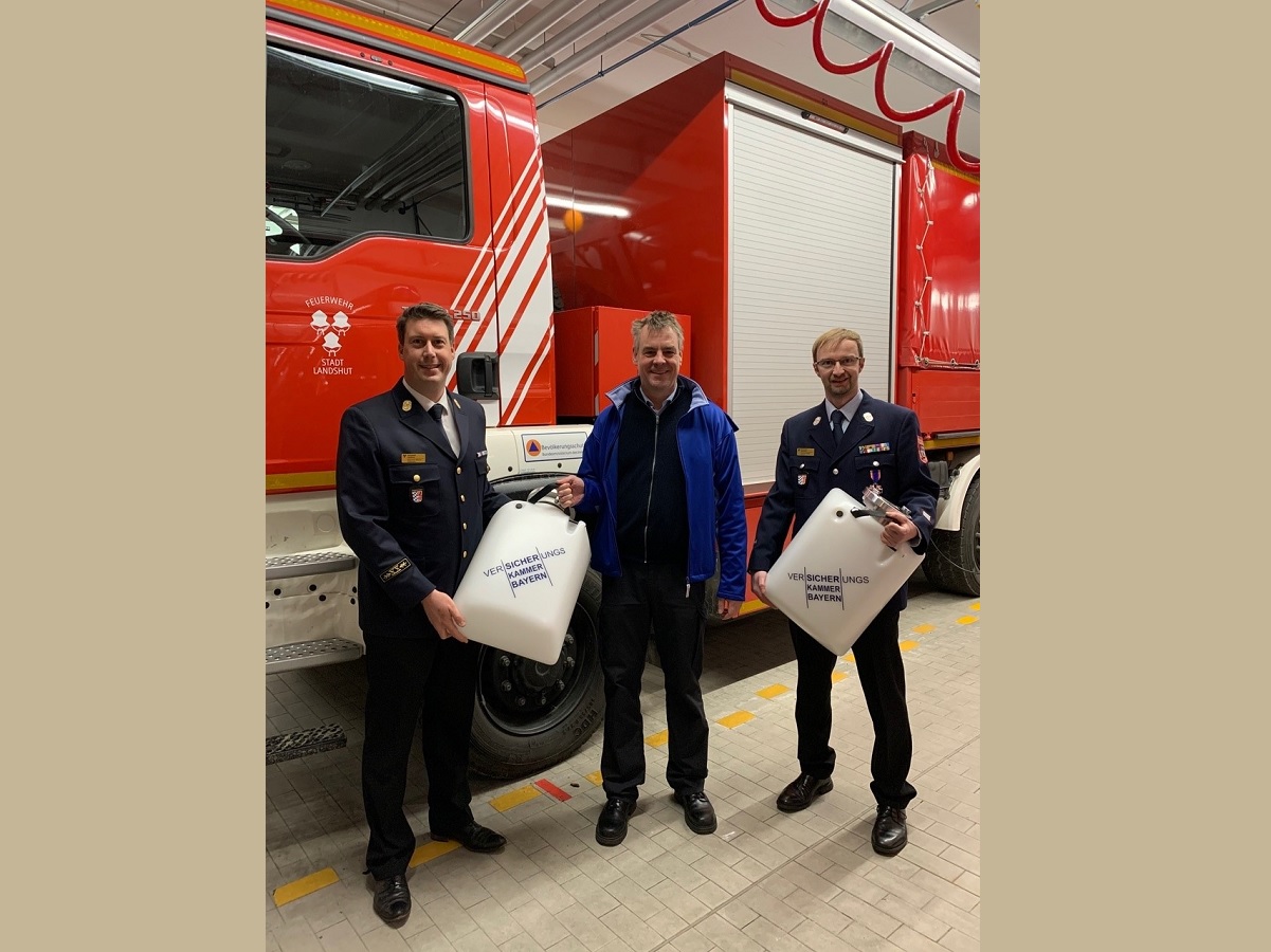 Freiwillige Feuerwehr der Stadt Landshut erhält zwei Schwimmsauger