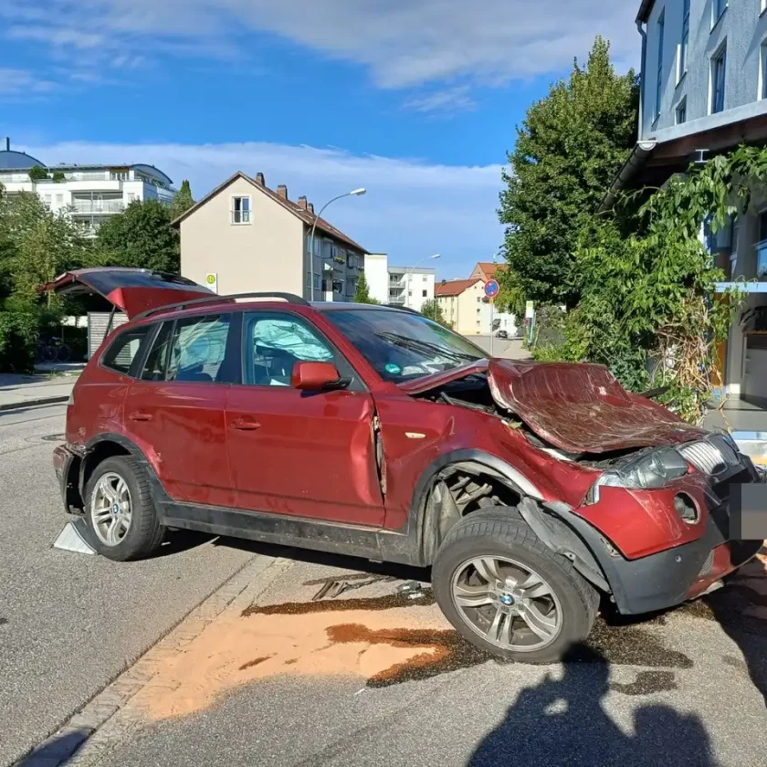 Verkehrsunfall an Landshuter Kreuzung endet verhältnismäßig glimpflich - Einsatzkräfte hatten vermehrt mit uneinsichtigen Autofahrern zu kämpfen