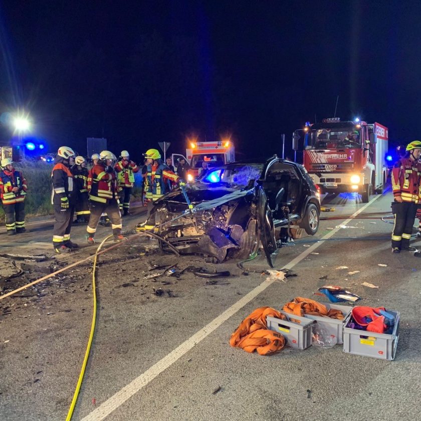 Zwei Großeinsätze beschäftigen die Landshuter Feuerwehr am Sonntag - Verkehrsunfall auf er B299 fordert zwei Todesopfer