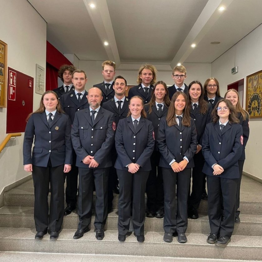 Feuerwehr Landshut übernimmt 15 neue Einsatzkräfte in den aktiven Feuerwehrdienst