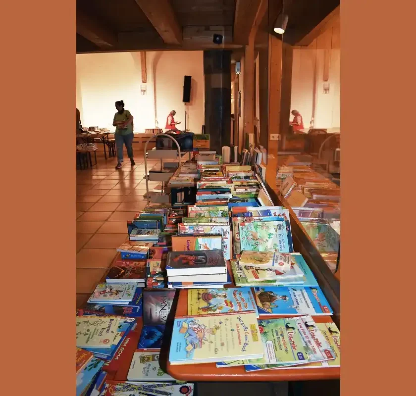 Schmökern, Stöbern und Gutes tun beim Bücherflohmarkt