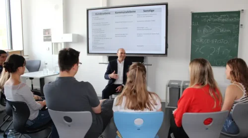 Bundestagsabgeordneter Oßner diskutiert mit Oberstufe des Gymnasiums Vilsbiburg