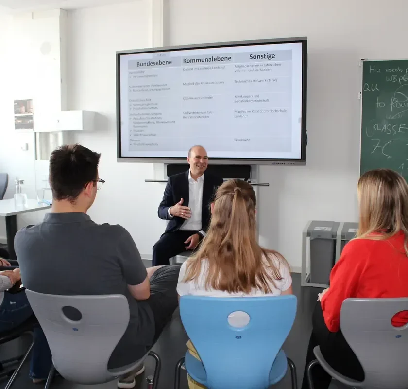 Bundestagsabgeordneter Oßner diskutiert mit Oberstufe des Gymnasiums Vilsbiburg