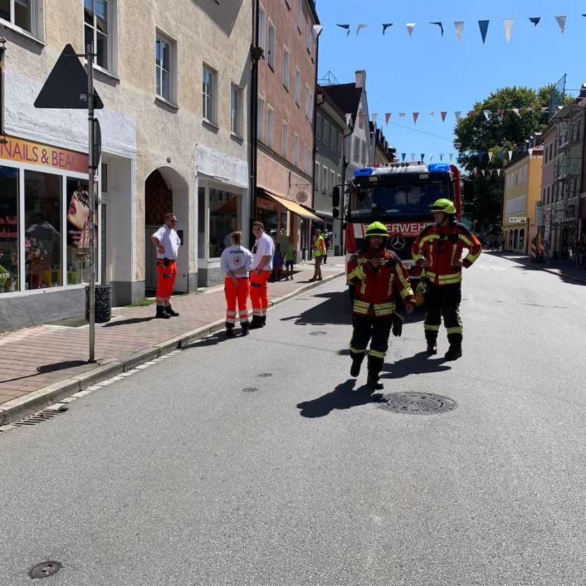 Kurioser Einsatz am Samstagmittag - Landshuter Feuerwehr platzt in innenhäusliche Grillparty