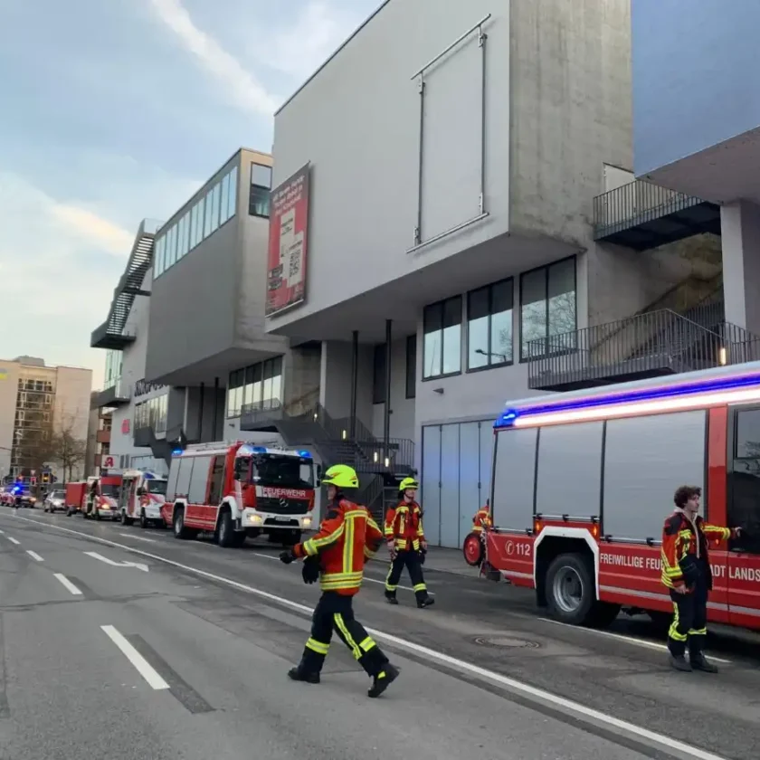 Brennender PKW in Tiefgarage löst Großeinsatz aus