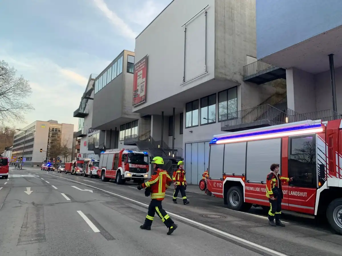 Brennender PKW in Tiefgarage löst Großeinsatz aus