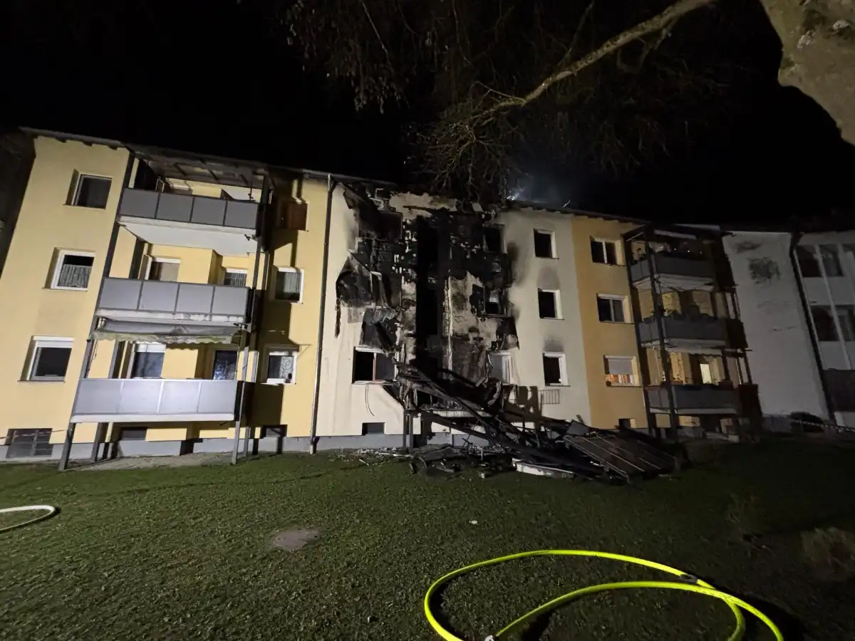 Balkon - und Fassadenbrand in Mehrparteienhaus sorgt für großen Schaden