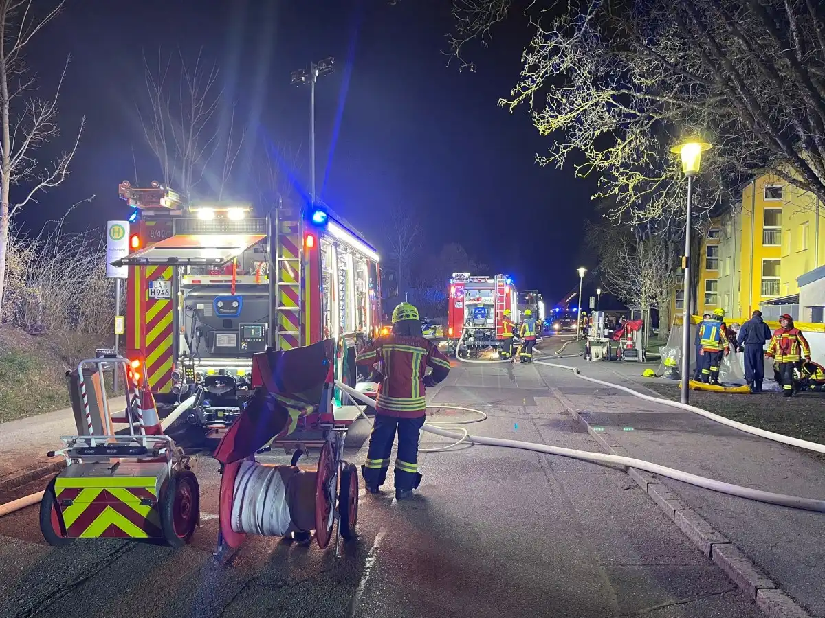Balkon - und Fassadenbrand in Mehrparteienhaus sorgt für großen Schaden