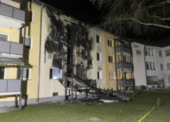 Balkon - und Fassadenbrand in Mehrparteienhaus sorgt für großen Schaden