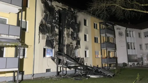 Balkon - und Fassadenbrand in Mehrparteienhaus sorgt für großen Schaden