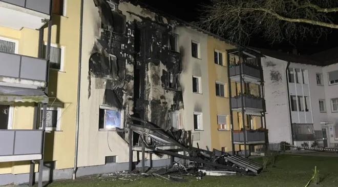 Balkon – und Fassadenbrand in Mehrparteienhaus sorgt für großen Schaden