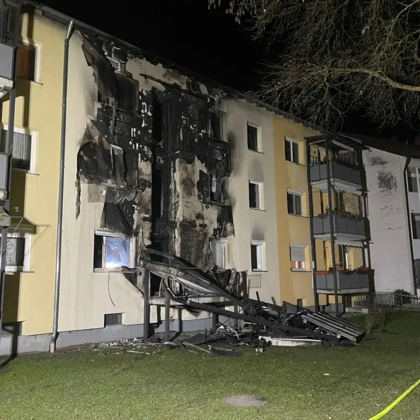 Balkon - und Fassadenbrand in Mehrparteienhaus sorgt für großen Schaden