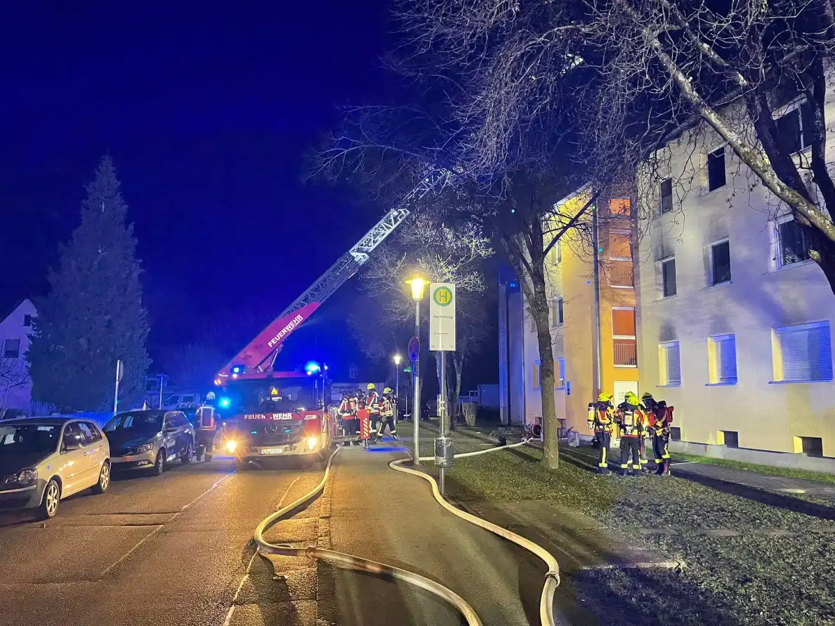 Balkon - und Fassadenbrand in Mehrparteienhaus sorgt für großen Schaden