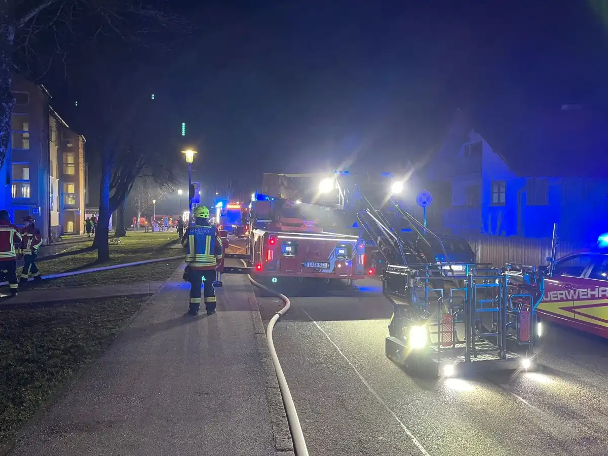 Balkon - und Fassadenbrand in Mehrparteienhaus sorgt für großen Schaden