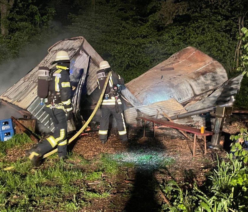 Brennender Bauwagen sorgt für Feuerwehr Großaufgebot