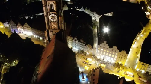 Spätabendliche Klettertour an der Martinskirche sorgt für längeren Einsatz von Feuerwehr, Polizei und Rettungsdienst
