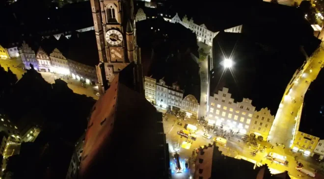 Spätabendliche Klettertour an der Martinskirche sorgt für längeren Einsatz von Feuerwehr, Polizei und Rettungsdienst