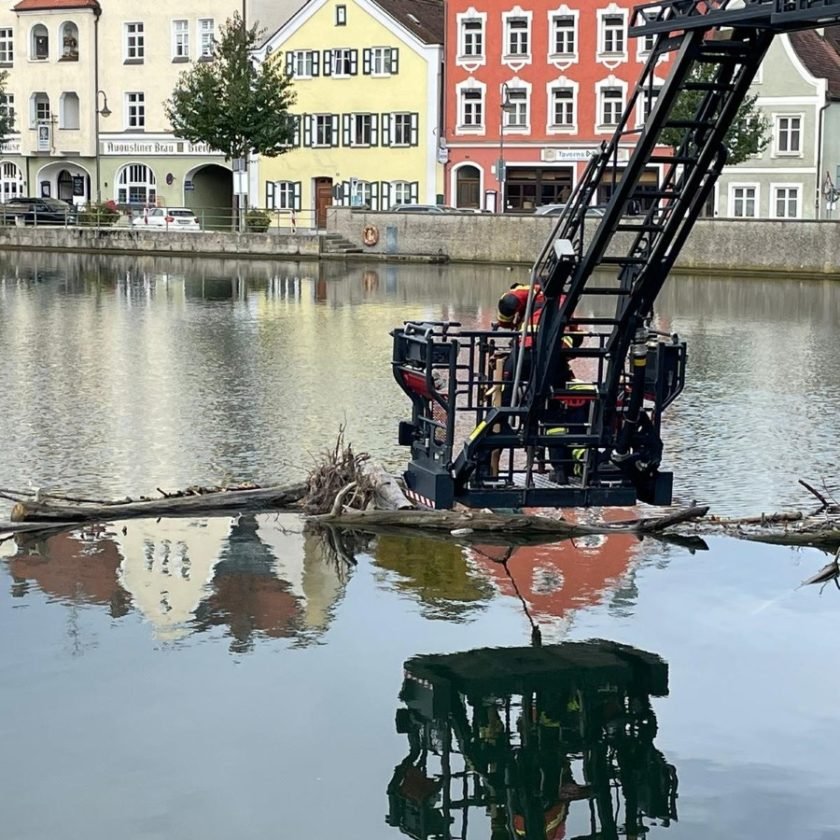 Kopf einer Puppe in der Isar sorgt für kurzzeitigen Schockmoment und Großeinsatz der Rettungskräfte